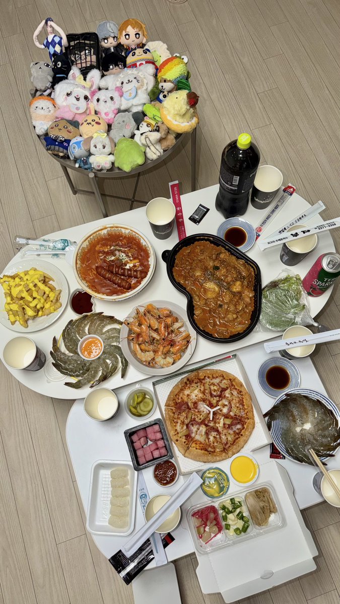 imnotapplee's tweet photo. 여자 8명 모여서 하는 짓

1. 낮술 하기
2. 집에 있는 인형 들고 와서 사진 찍기
3. 랜덤 배달 시키기
4. 로블록스 하기 https://t.co/v2oIeEB6p6