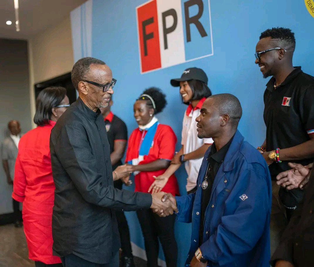NDANDAMBARA_1's tweet photo. ☹️🇷🇼✊Ayamavuta nasizwe na Mucuti wanjye Nyakubahwa Afande PAUL KAGAME!Nzahangana nuwariwe wese uzashaka kuyankuraho!2026_2029 Mw'Izina ry'IMANA ishobora Byose,Sinzemera gupfa nk'imbwa Kandi narahawe aka gaciro mu2024 Nyuma y'Imyaka7 ndwana no kugera imbere yuyu Mucunguzi w'Aba🇷🇼 https://t.co/5mwkjEFEpv