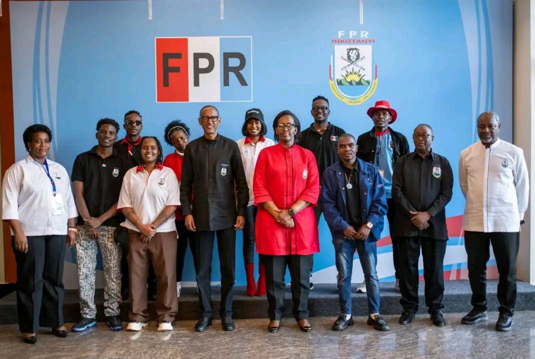 NDANDAMBARA_1's tweet photo. ☹️🇷🇼✊Ayamavuta nasizwe na Mucuti wanjye Nyakubahwa Afande PAUL KAGAME!Nzahangana nuwariwe wese uzashaka kuyankuraho!2026_2029 Mw'Izina ry'IMANA ishobora Byose,Sinzemera gupfa nk'imbwa Kandi narahawe aka gaciro mu2024 Nyuma y'Imyaka7 ndwana no kugera imbere yuyu Mucunguzi w'Aba🇷🇼 https://t.co/5mwkjEFEpv
