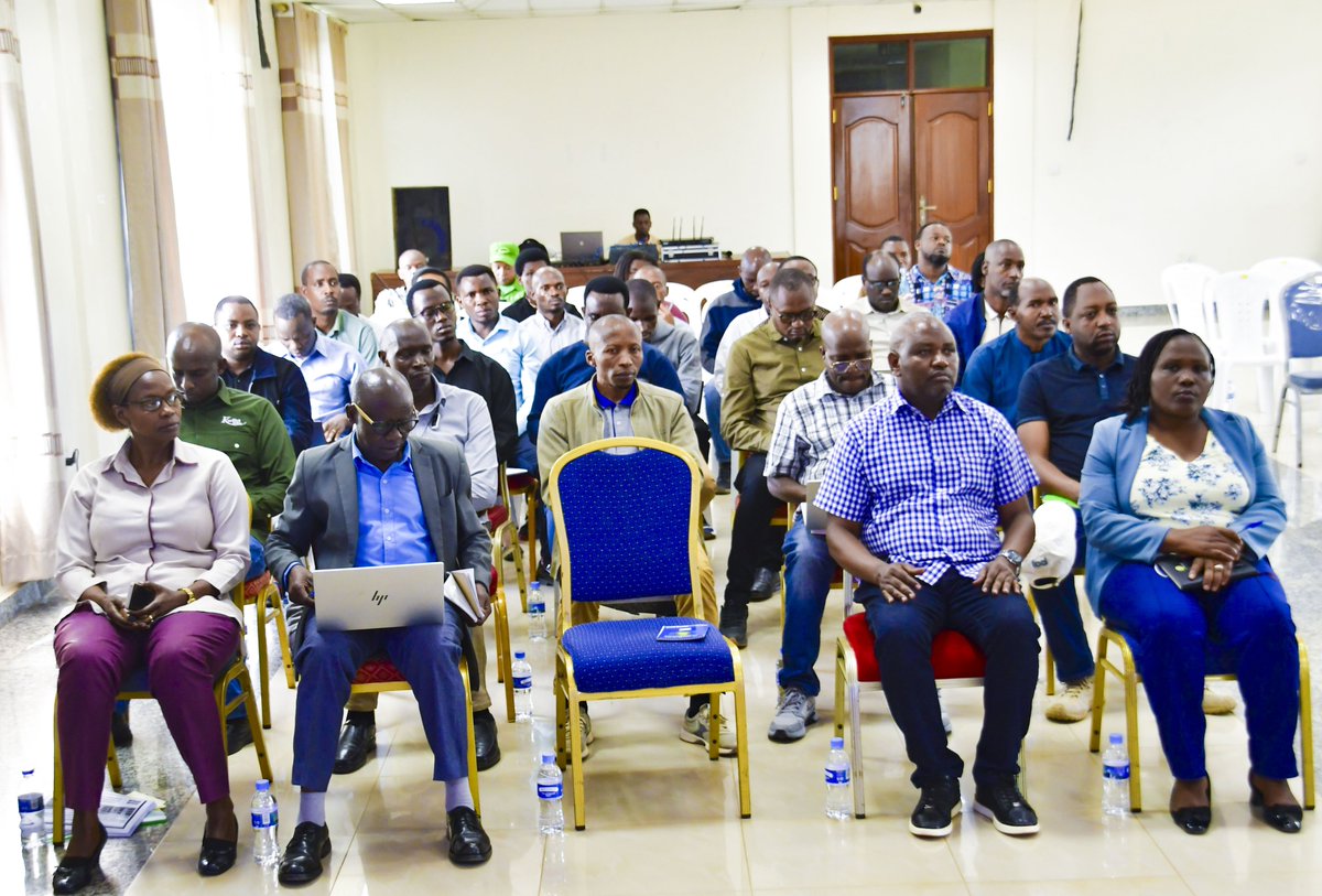 RwandaNorth's tweet photo. Kuri uyu wa kabiri, Guverineri @gahundemaurice, ari kumwe n’abagize Inama y’Umutekano itaguye y’Intara, bari mu ruzinduko rw’akazi mu Karere ka Gakenke. Baraganira ku mihigo ya 2026–2027 n’imishinga y’iterambere, ari nako banafata ingamba zo kwihutisha ishyirwa mu bikorwa ryayo https://t.co/8LmKAgnfMq