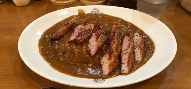 magnasna's tweet photo. カレーに厚切りベーコンを入れた事ある？
ベーコンを噛んだとき「あれ？クリームシチューだっけ？」と一瞬脳が勘違いするので一品で二度美味しくいただけますよ。 https://t.co/sceTC2HHPQ