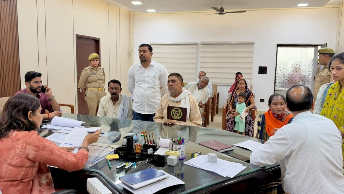 DMFarrukhabadUP's tweet photo. आज #जनता_दर्शन के दौरान जनसामान्य से संवाद कर उनकी समस्याओं एवं शिकायतों को गंभीरतापूर्वक सुना। प्राप्त प्रकरणों के त्वरित, पारदर्शी एवं गुणवत्तापूर्ण निस्तारण हेतु संबंधित अधिकारियों को आवश्यक दिशा-निर्देश प्रदान किए।
#CMOfficeUP #myogiadityanath #ChiefSecyUp #InfoDeptUP #CommissionerKnp #BoardofRevenue #uppanchayatiraj #fatehgarhpolice #JantaDarshan #GoodGovernance #PublicService