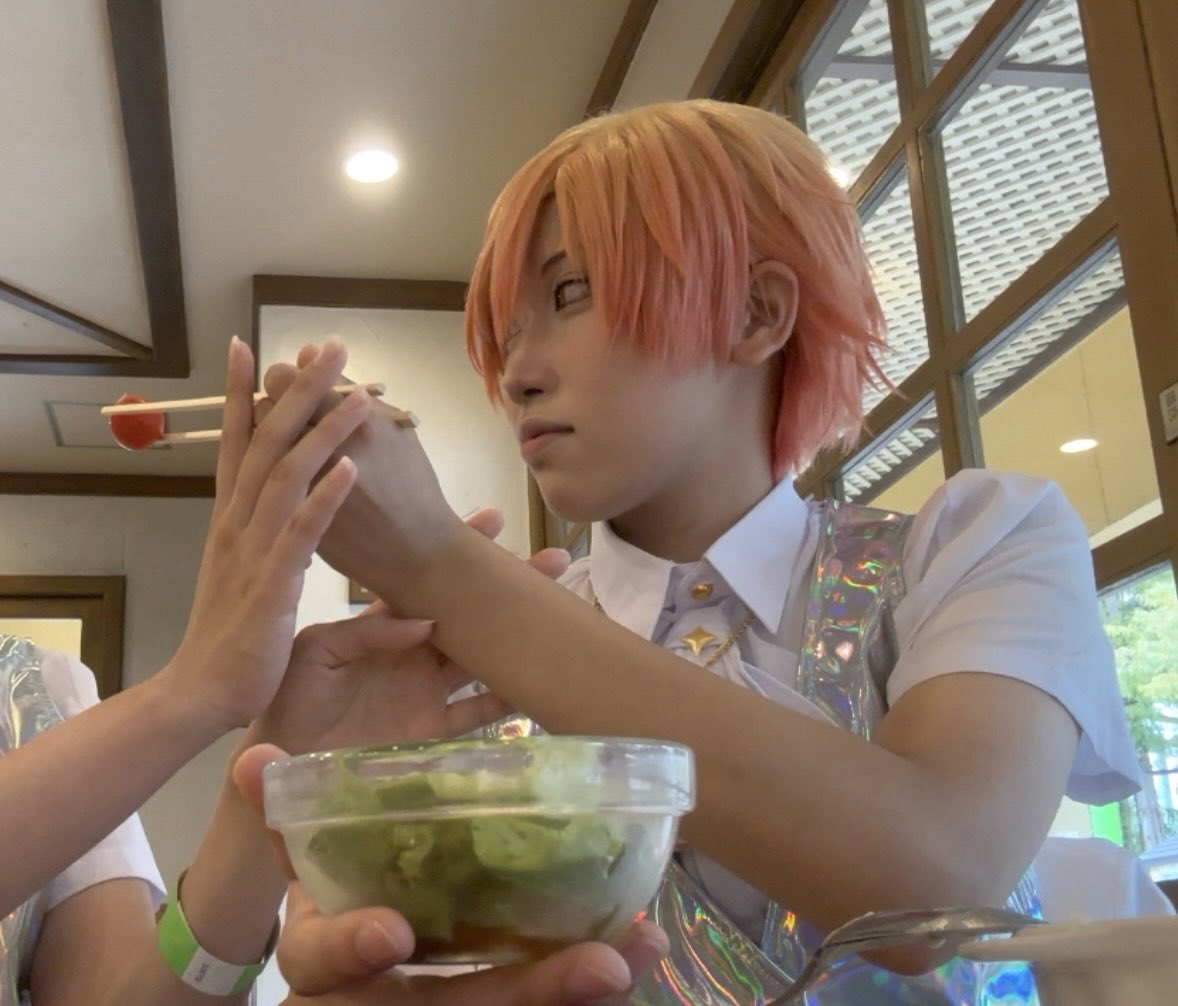 amagaiiisan's tweet photo. 【ランチタイムのワンツー🎈🌟】

🌟 「この🍅美味しいぞ、身体にもいいし類もたべろ」
🎈 「……司くん、僕はそんなもの食べなくても健康体だよ(  ◜ᴗ◝  )｣
🌟 「………💢｣

  #prsk_cos   #スパコス https://t.co/u5BhpV4JQ4
