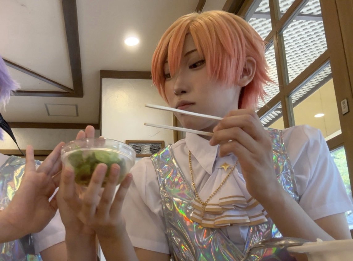 amagaiiisan's tweet photo. 【ランチタイムのワンツー🎈🌟】

🌟 「この🍅美味しいぞ、身体にもいいし類もたべろ」
🎈 「……司くん、僕はそんなもの食べなくても健康体だよ(  ◜ᴗ◝  )｣
🌟 「………💢｣

  #prsk_cos   #スパコス https://t.co/u5BhpV4JQ4