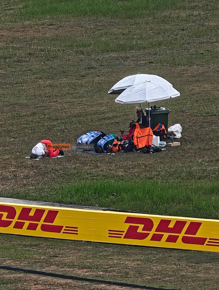 kongsiviralje's tweet photo. Antara orang-orang paling "kaya" yang saya pernah jumpa di litar Sepang.

Solat tu sebenarnya bare minimum as a Muslim. Tapi respect bila seseorang tetap jaga yang wajib, walau tengah sibuk dan di mana pun dia berada.

Kredit : owner https://t.co/CpNmN2aOly