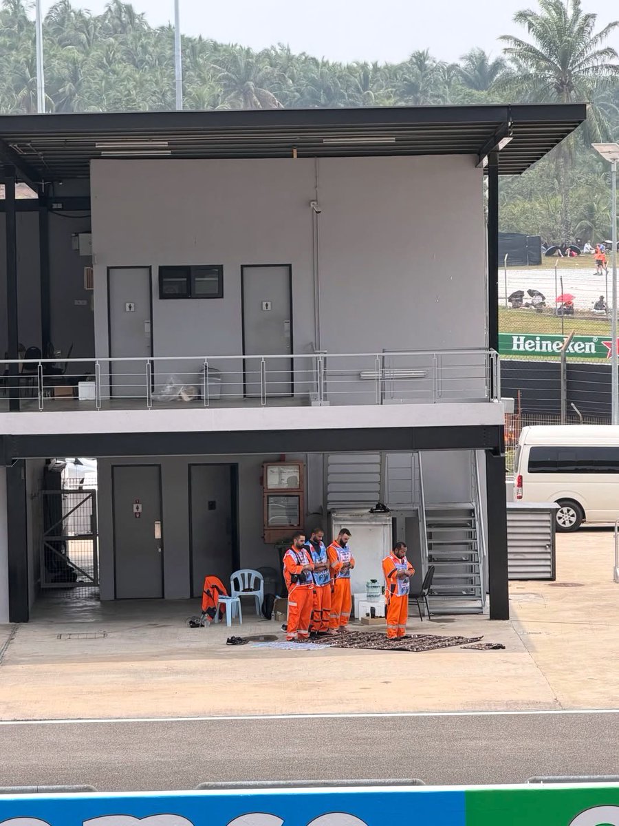 kongsiviralje's tweet photo. Antara orang-orang paling "kaya" yang saya pernah jumpa di litar Sepang.

Solat tu sebenarnya bare minimum as a Muslim. Tapi respect bila seseorang tetap jaga yang wajib, walau tengah sibuk dan di mana pun dia berada.

Kredit : owner https://t.co/CpNmN2aOly