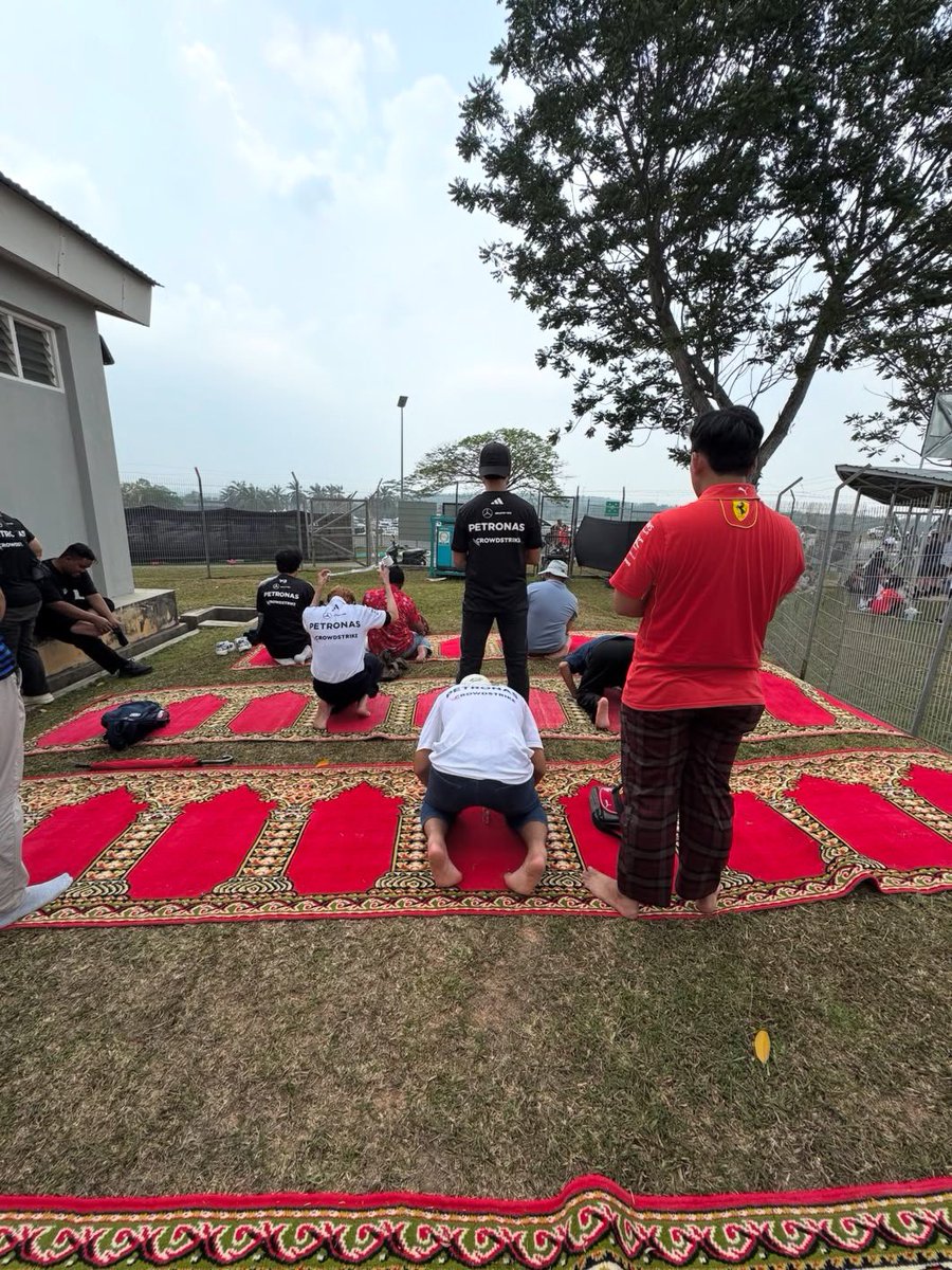kongsiviralje's tweet photo. Antara orang-orang paling "kaya" yang saya pernah jumpa di litar Sepang.

Solat tu sebenarnya bare minimum as a Muslim. Tapi respect bila seseorang tetap jaga yang wajib, walau tengah sibuk dan di mana pun dia berada.

Kredit : owner https://t.co/CpNmN2aOly