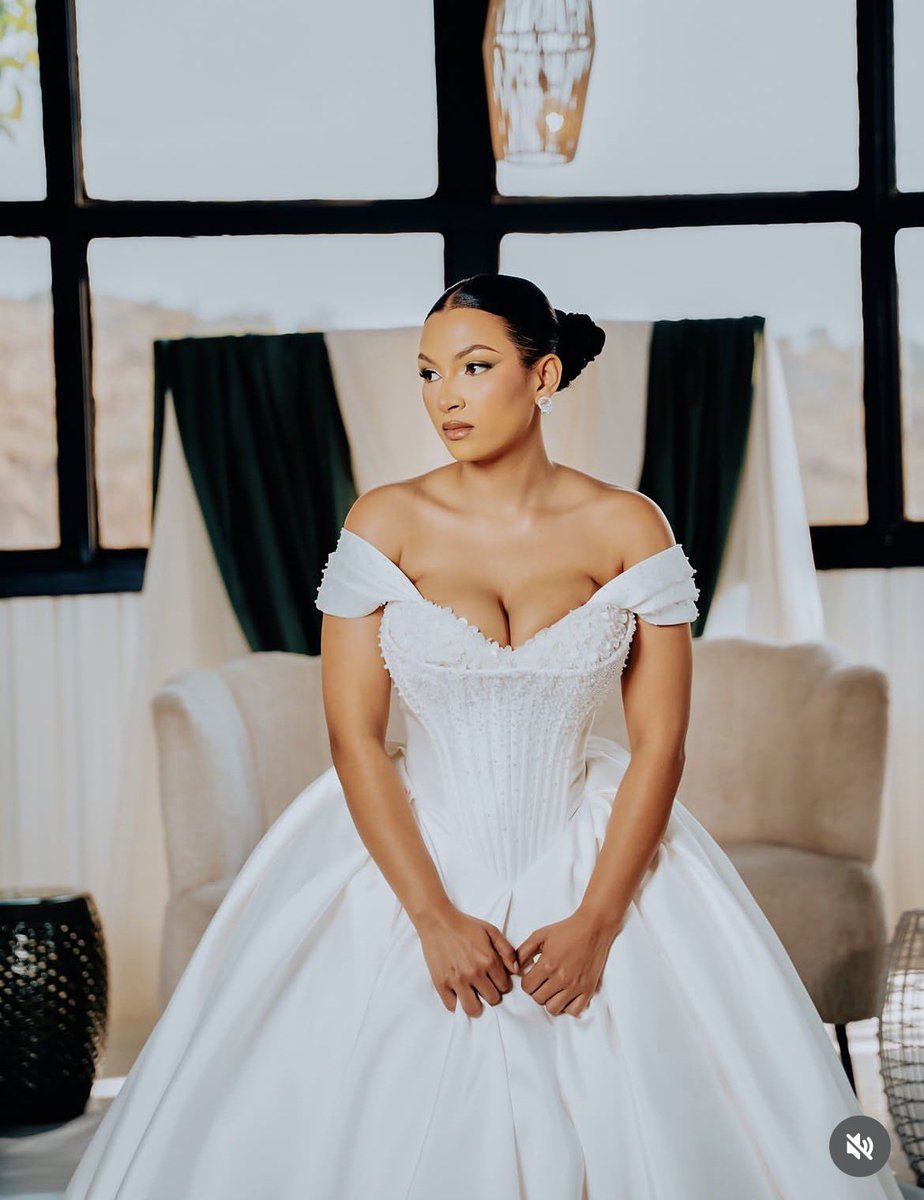 tenhaggggggg1's tweet photo. Diamond love bridal shop is definitely the place to shop for your wedding dresses, these designs are gorgeous ✨😍 https://t.co/P9flSUwQV8