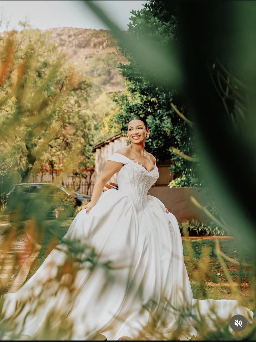 tenhaggggggg1's tweet photo. Diamond love bridal shop is definitely the place to shop for your wedding dresses, these designs are gorgeous ✨😍 https://t.co/P9flSUwQV8