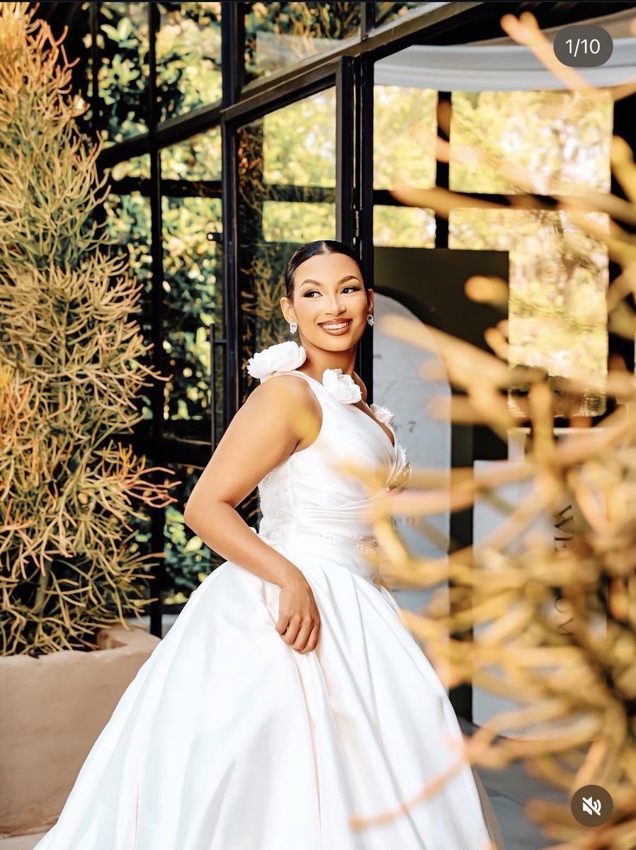 tenhaggggggg1's tweet photo. Diamond love bridal shop is definitely the place to shop for your wedding dresses, these designs are gorgeous ✨😍 https://t.co/P9flSUwQV8