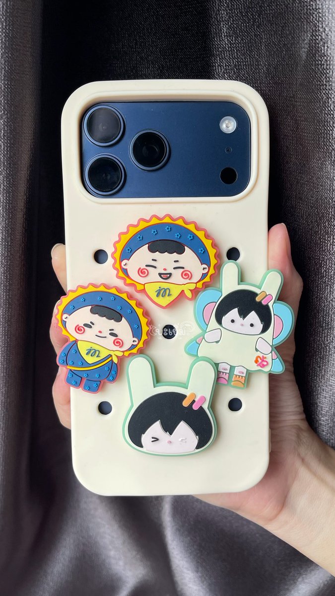 towinawar's tweet photo. ไอเทมอีกชิ้นที่เอาไว้อวดหลานได้คือเคสโทรศัพท์ หลานบะเริ่มสะใจมาก ถืออวดถือถ่ายรูปได้ทั้งวัน https://t.co/4wJI5xFTao