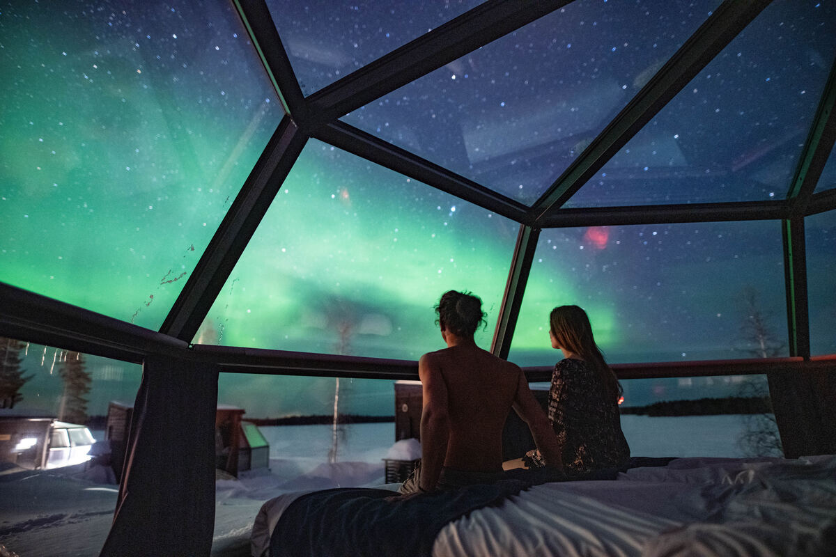 visitfinlandjp's tweet photo. 💜✨💚お部屋のベッドにいながらオーロラを見る贅沢な夜はいかがですか？
寒い冬空の下で暗い空を見つめながらオーロラが出るのを待つのはちょっと…という人にはそんな快適な場所もあります。
📸Tom Archer and Aurora Hut Inari, Magical Pond and AllAboutLapland, Ranua Resort / Visit Oulu https://t.co/rLUsj8MOPI
