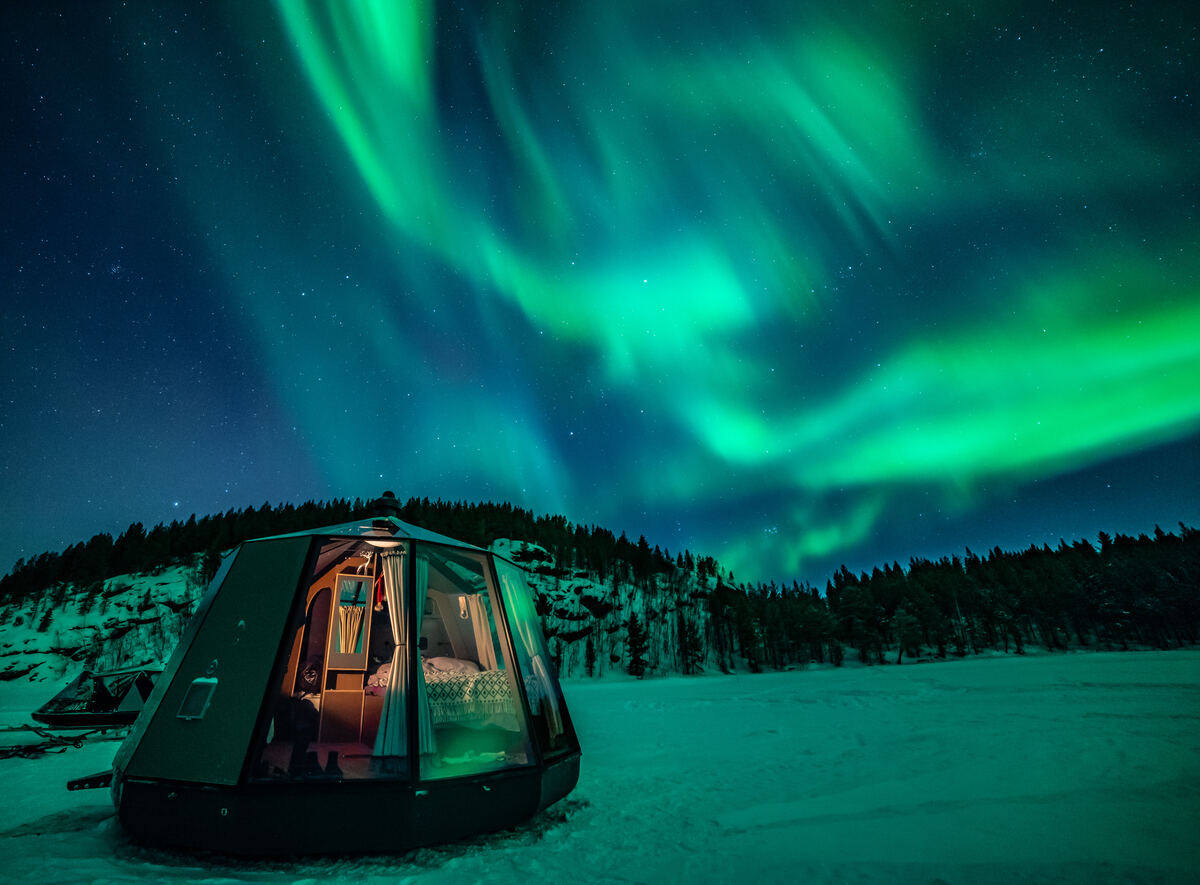 visitfinlandjp's tweet photo. 💜✨💚お部屋のベッドにいながらオーロラを見る贅沢な夜はいかがですか？
寒い冬空の下で暗い空を見つめながらオーロラが出るのを待つのはちょっと…という人にはそんな快適な場所もあります。
📸Tom Archer and Aurora Hut Inari, Magical Pond and AllAboutLapland, Ranua Resort / Visit Oulu https://t.co/rLUsj8MOPI