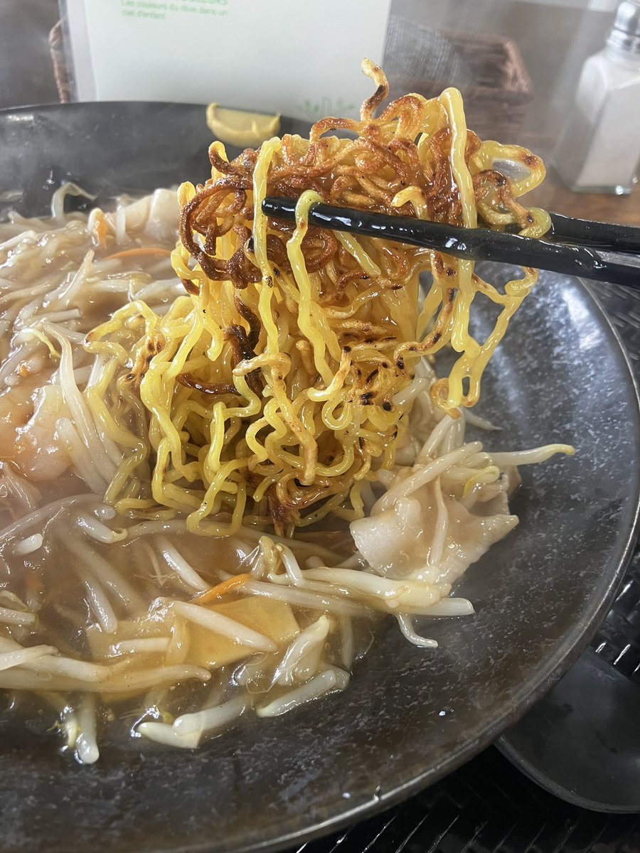 cOQAO10bpNHAeoc's tweet photo. あんかけ焼きそばは麺パリパリの部分もあると尚良い

由仁町よしめんさん
醤油あんかけ
かなりのボリュームなあんかけ焼きそば、スープまで付いてくる
そしてこの絶妙な焼き色を見よ！
これを餡と混ぜながら食べる
とても好みです。
ごちそう様でした！ https://t.co/Z8AA5GMqCI