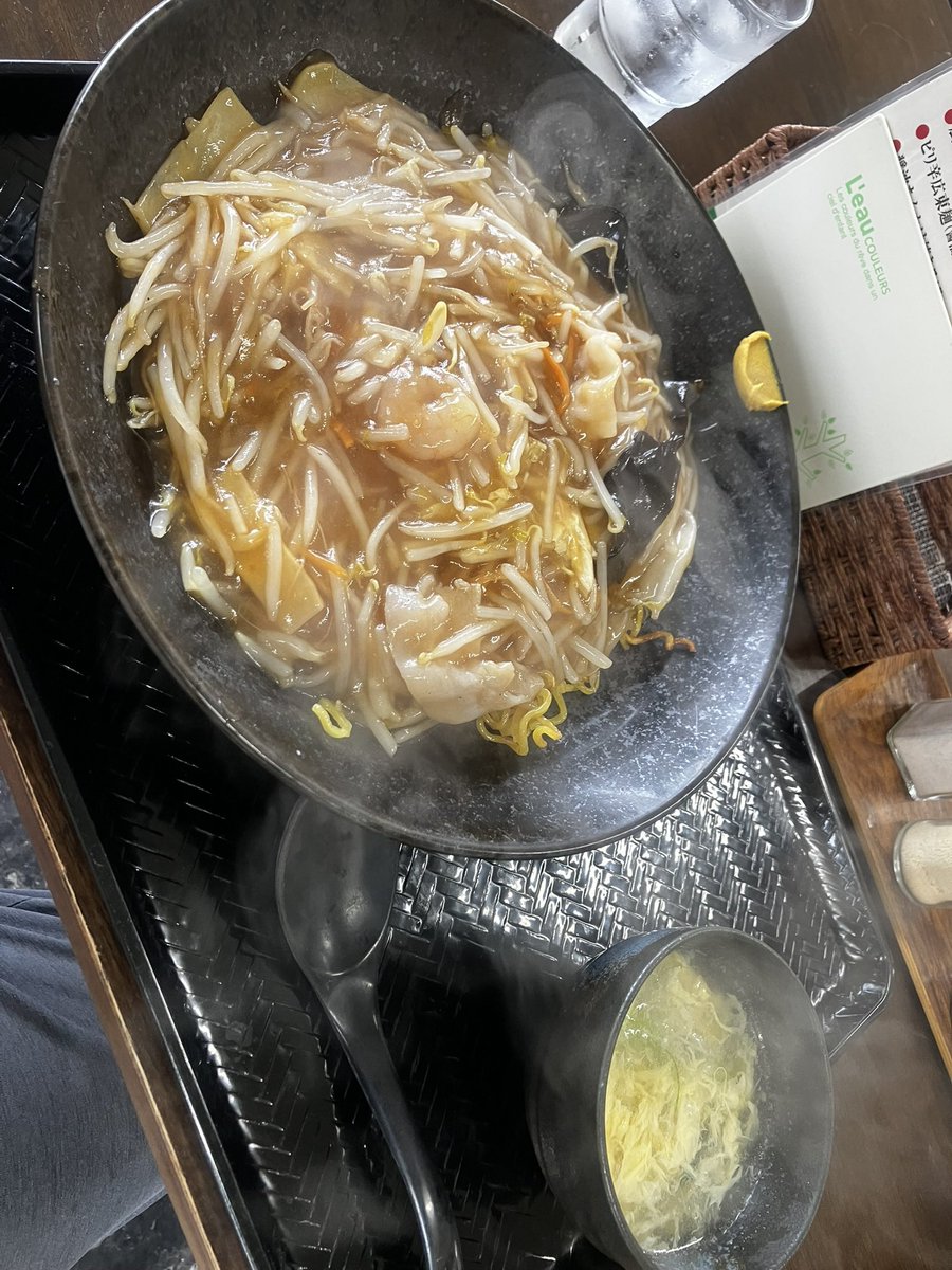 cOQAO10bpNHAeoc's tweet photo. あんかけ焼きそばは麺パリパリの部分もあると尚良い

由仁町よしめんさん
醤油あんかけ
かなりのボリュームなあんかけ焼きそば、スープまで付いてくる
そしてこの絶妙な焼き色を見よ！
これを餡と混ぜながら食べる
とても好みです。
ごちそう様でした！ https://t.co/Z8AA5GMqCI