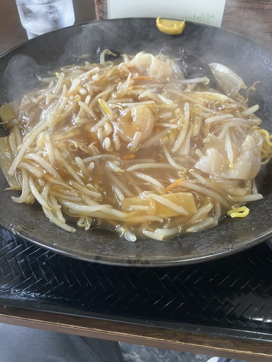 cOQAO10bpNHAeoc's tweet photo. あんかけ焼きそばは麺パリパリの部分もあると尚良い

由仁町よしめんさん
醤油あんかけ
かなりのボリュームなあんかけ焼きそば、スープまで付いてくる
そしてこの絶妙な焼き色を見よ！
これを餡と混ぜながら食べる
とても好みです。
ごちそう様でした！ https://t.co/Z8AA5GMqCI