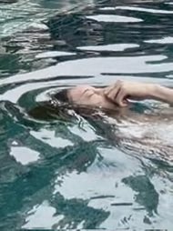 Like_JIYEON_E's tweet photo. 코막고 물속에 누워있는 지연이 너무 귀여운데? https://t.co/55eiVSnm8D