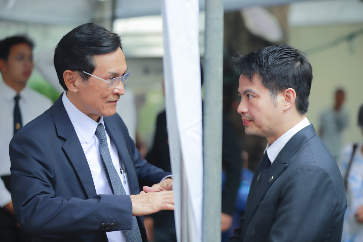 chaturon's tweet photo. เป็นยังไงบ้างครับ น้ำท่วมหนักมั้ย? รมต. ภราดร ถามผม

มีโอกาสได้คุยกับรมต.ภราดรแป๊บนึงครับ ครม.เลือกตัวแทนมางาน 6 ตุลาได้ถูกคน เพราะรมต.ภราดรน่าจะได้ฟังคุณพ่อเล่าเรื่อง 6 ตุลาให้ฟังมาตั้งแต่เด็กๆ

ขอบคุณรมต.ที่ถามถึงปัญหาน้ำท่วมที่ฉะเชิงเทราด้วยความห่วงใย ผมเล่าใหฟังว่าน้ำท่วมหนักมากเหมือนกับอีกหลายจังหวัดและอาจท่วมอีกนาน จึงอยากให้รัฐบาลดูเรื่องการระบายและการอยู่กับน้ำกันอีกเป็นเดือน

รมต.ภราดรเข้าใจสภาพเพราะจังหวัดอ่างทองของท่านเจอปัญหาแบบนี้อยู่บ่อยๆ ผมก็ขยายความว่าจังหวัดภาคกลางและตะวันออกที่ท่วมหนักคราวนี้ไม่มีประสบการณ์น้ำท่วมหนักแบบนี้มาหลายสิบปี สถานการณ์จึงต่างกัน

นอกจากฝากข้อเสนอไปทางรัฐมนตรีแล้ว พรุ่งนี้เช้าผมเตรียมจะเข้าประชุมร่วมกับผู้ว่าราชการจังหวัดฉะเชิงเทราอีกทางหนึ่งครับ