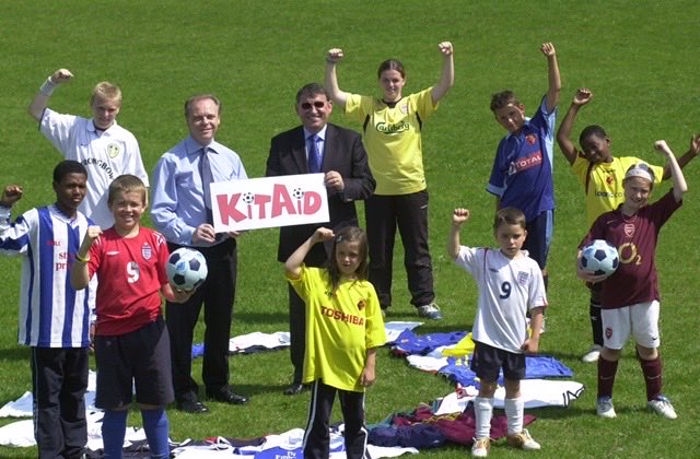 KitAid's tweet photo. ↩️ Throwback Tuesday ↩️

Throwing it back to 2005, the first time we met the wonderful Graham Taylor. ❤️⚽️

We’re proud to continue doing things the Graham way 🙌

There is and always will be, One Graham Taylor OBE

@WatfordFC @WFCTrust 

#ThrowbackTuesday #TBT https://t.co/9zR4ZRdYym