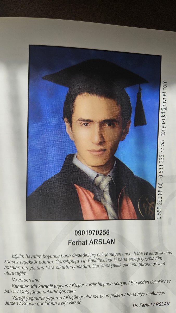 Ferhatarslandr's tweet photo. Cerrahpaşa 2015 MEZUNLARINA AÇIK ÇAĞRI
Elimde Cerrahpaşa Tıp Fakültesi’nin 2004 öğrenci yıllığı var. Fotoğraflarda gördüğünüz gibi bu, mezunların fotoğraflarının, isimlerinin ve arkadaşlarının onlar için kaleme aldığı yazıların bulunduğu klasik bir fakülte yıllığı.
Şimdi aradığım şey çok basit:
Cerrahpaşa Tıp Fakültesi 2015 mezuniyet yıllığı.
2015 mezunlarından elinde bu yıllık bulunan bir kişinin, özellikle mezun listesi/içindekiler bölümü ile Fatma Betül Sayan Kaya adına ilişkin bir kayıt bulunup bulunmadığını kontrol etmesini rica ediyorum.
Burada peşinen bir sonuca varmıyorum. Bir kişinin yıllığa fotoğraf veya kişisel yazıyla katılmamış olması elbette mümkündür. Bu nedenle özellikle öğrenmek istediğim husus şudur: 2015 yıllığında adı geçiyor mu; geçiyorsa hangi bölümde ve hangi sıfatla?
Varsa ilgili sayfanın fotoğrafını, mümkünse yıllığın kapağı ve sayfa numarası da görünecek şekilde, kişisel iletişim bilgilerini kapatarak paylaşabilirsiniz.
2015 mezunlarından bir arkadaşımın kendi yıllığından yapacağı kontrolü de ayrıca bekliyorum.
Bu bir suçlama veya kişiler hakkında peşin hüküm değildir. Bir kamu görevlisinin kamuoyunda tartışılan eğitim ve mesleki özgeçmişine ilişkin tarihsel bir kaydın doğrulanması çabasıdır. Belge ne gösteriyorsa onu yayımlamak gerekir; isim varsa “var”, yoksa “yok”, yıllıkta başka bir açıklama varsa onu söylemek gerekir.
Kurumdan belge beklemek yerine, 250’yi aşkın mezundan birinin kütüphanesinde duran yıllık bu soruyu birkaç dakikada aydınlatabilir.
Cerrahpaşa 2015 mezunlarına çağrımdır:
Yıllığı olan baksın; belge konuşsun.
Kamuya mal olmuş kişilerin özgeçmişleri hakkındaki tartışmalar kanaatle değil, birincil kaynakla yürüsün.
Bu da milletimize küçük bir arşiv hizmeti olsun.
