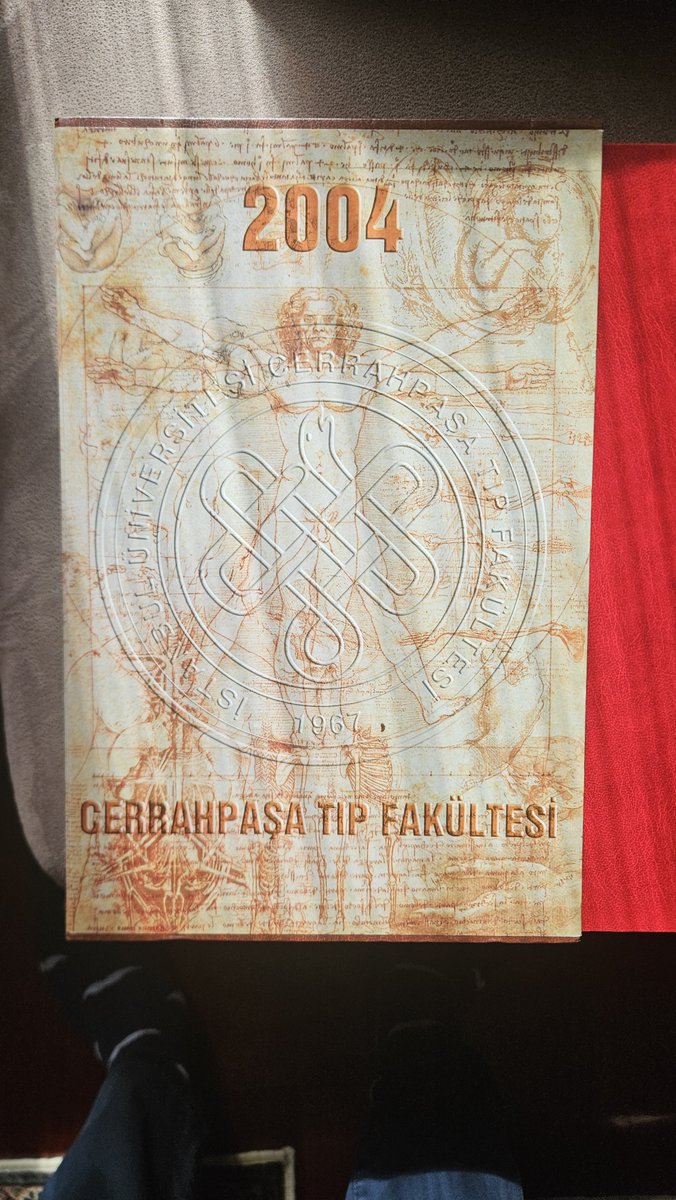 Ferhatarslandr's tweet photo. Cerrahpaşa 2015 MEZUNLARINA AÇIK ÇAĞRI
Elimde Cerrahpaşa Tıp Fakültesi’nin 2004 öğrenci yıllığı var. Fotoğraflarda gördüğünüz gibi bu, mezunların fotoğraflarının, isimlerinin ve arkadaşlarının onlar için kaleme aldığı yazıların bulunduğu klasik bir fakülte yıllığı.
Şimdi aradığım şey çok basit:
Cerrahpaşa Tıp Fakültesi 2015 mezuniyet yıllığı.
2015 mezunlarından elinde bu yıllık bulunan bir kişinin, özellikle mezun listesi/içindekiler bölümü ile Fatma Betül Sayan Kaya adına ilişkin bir kayıt bulunup bulunmadığını kontrol etmesini rica ediyorum.
Burada peşinen bir sonuca varmıyorum. Bir kişinin yıllığa fotoğraf veya kişisel yazıyla katılmamış olması elbette mümkündür. Bu nedenle özellikle öğrenmek istediğim husus şudur: 2015 yıllığında adı geçiyor mu; geçiyorsa hangi bölümde ve hangi sıfatla?
Varsa ilgili sayfanın fotoğrafını, mümkünse yıllığın kapağı ve sayfa numarası da görünecek şekilde, kişisel iletişim bilgilerini kapatarak paylaşabilirsiniz.
2015 mezunlarından bir arkadaşımın kendi yıllığından yapacağı kontrolü de ayrıca bekliyorum.
Bu bir suçlama veya kişiler hakkında peşin hüküm değildir. Bir kamu görevlisinin kamuoyunda tartışılan eğitim ve mesleki özgeçmişine ilişkin tarihsel bir kaydın doğrulanması çabasıdır. Belge ne gösteriyorsa onu yayımlamak gerekir; isim varsa “var”, yoksa “yok”, yıllıkta başka bir açıklama varsa onu söylemek gerekir.
Kurumdan belge beklemek yerine, 250’yi aşkın mezundan birinin kütüphanesinde duran yıllık bu soruyu birkaç dakikada aydınlatabilir.
Cerrahpaşa 2015 mezunlarına çağrımdır:
Yıllığı olan baksın; belge konuşsun.
Kamuya mal olmuş kişilerin özgeçmişleri hakkındaki tartışmalar kanaatle değil, birincil kaynakla yürüsün.
Bu da milletimize küçük bir arşiv hizmeti olsun.