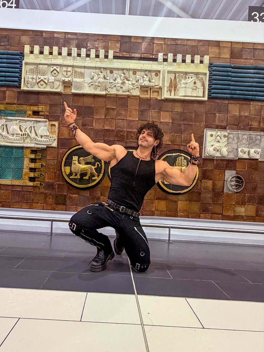Taryn_Cosplay's tweet photo. Last weekend in a Nutshell 🇨🇾❤️ #CyprusComicCon @CyprusComicCon 
Got the most wonderful welcome by the community in Cyprus! So Happy to be back! https://t.co/3V30Fh9QcM