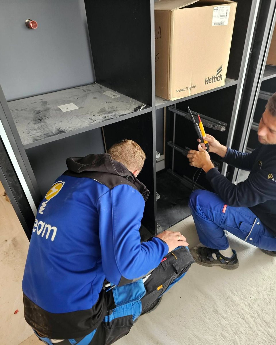 MarcKoebach's tweet photo. Detailarbeit: Valentin und Marin schließen Möbelsteckdosen und Beleuchtung im Einbauschrank an. Strom und Licht genau dort, wo sie später gebraucht werden. https://t.co/5O3oVnf4C6 #Elektrohandwerk #Ravensburg #Handwerk https://t.co/qLTwLwi2AN