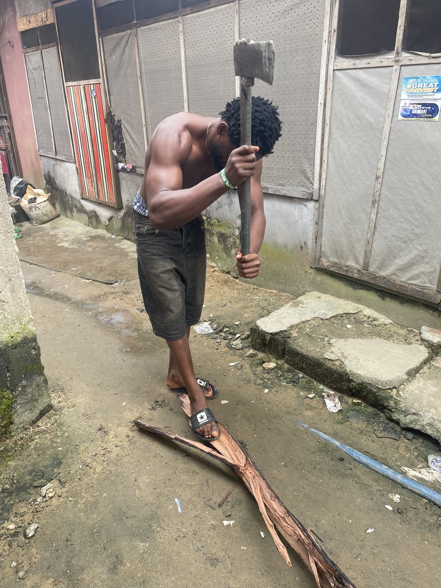 isaac_of_opolo's tweet photo. Told her, Ma….allow a lean gym bro to help you split the wood,then I took off my shirt,another opportunity to show the world my nakedness and I seized it. You don’t need massive muscles to split wood 🪵 , you need pure, unadulterated skill and proper technique. https://t.co/yKtEwSShc4
