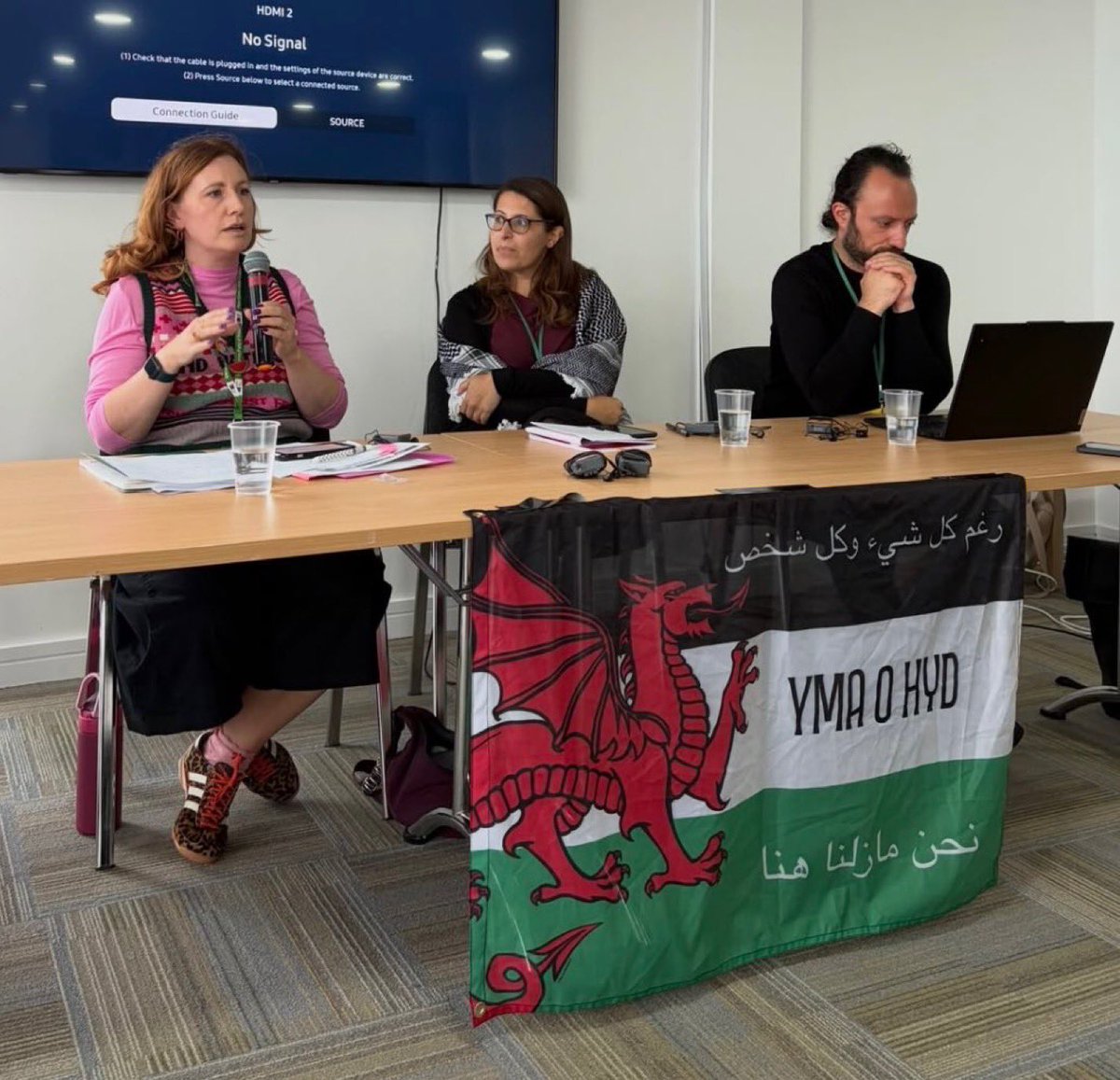 rj_abel's tweet photo. A Welsh flag carrying an Arabic message instead of Welsh. What an utter disgrace. 

If you’re going to display the flag of Wales, have the basic respect to honour its language and heritage.

How many Arabic flags display a message in Welsh?

Typical Plaid !   🤮 https://t.co/KG6h8XAhrE