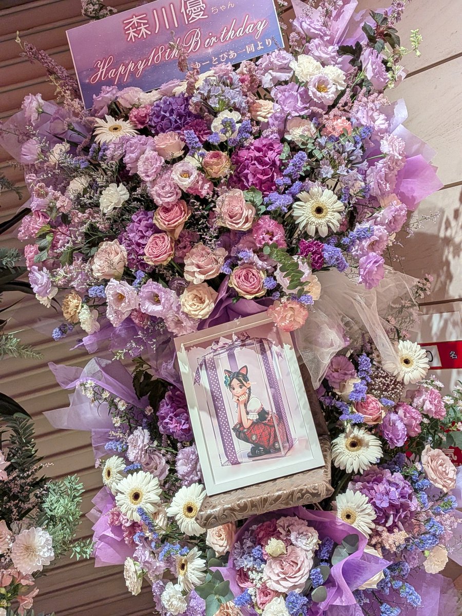 hanabunsan's tweet photo. 「ラベンダー色は好きですか?💜」

ラベンダー色の薔薇は���に可愛らしいのでついつい買っちゃいます🤗中心部分が黒いガーベラを合わせる事で、よりオシャレ度アップ🦩🙌✨

２基とも雰囲気が違うのもとても素敵でした🫶

#ラベンダー
#フラスタ
#花屋
#オススメ
#花文780 https://t.co/GDgNBqqU8m