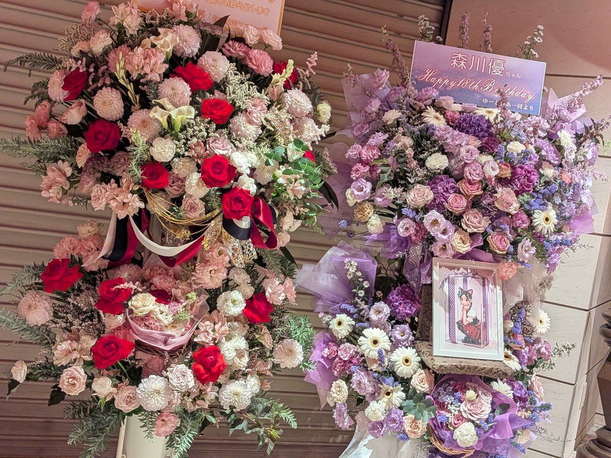 hanabunsan's tweet photo. 「ラベンダー色は好きですか?💜」

ラベンダー色の薔薇は���に可愛らしいのでついつい買っちゃいます🤗中心部分が黒いガーベラを合わせる事で、よりオシャレ度アップ🦩🙌✨

２基とも雰囲気が違うのもとても素敵でした🫶

#ラベンダー
#フラスタ
#花屋
#オススメ
#花文780 https://t.co/GDgNBqqU8m