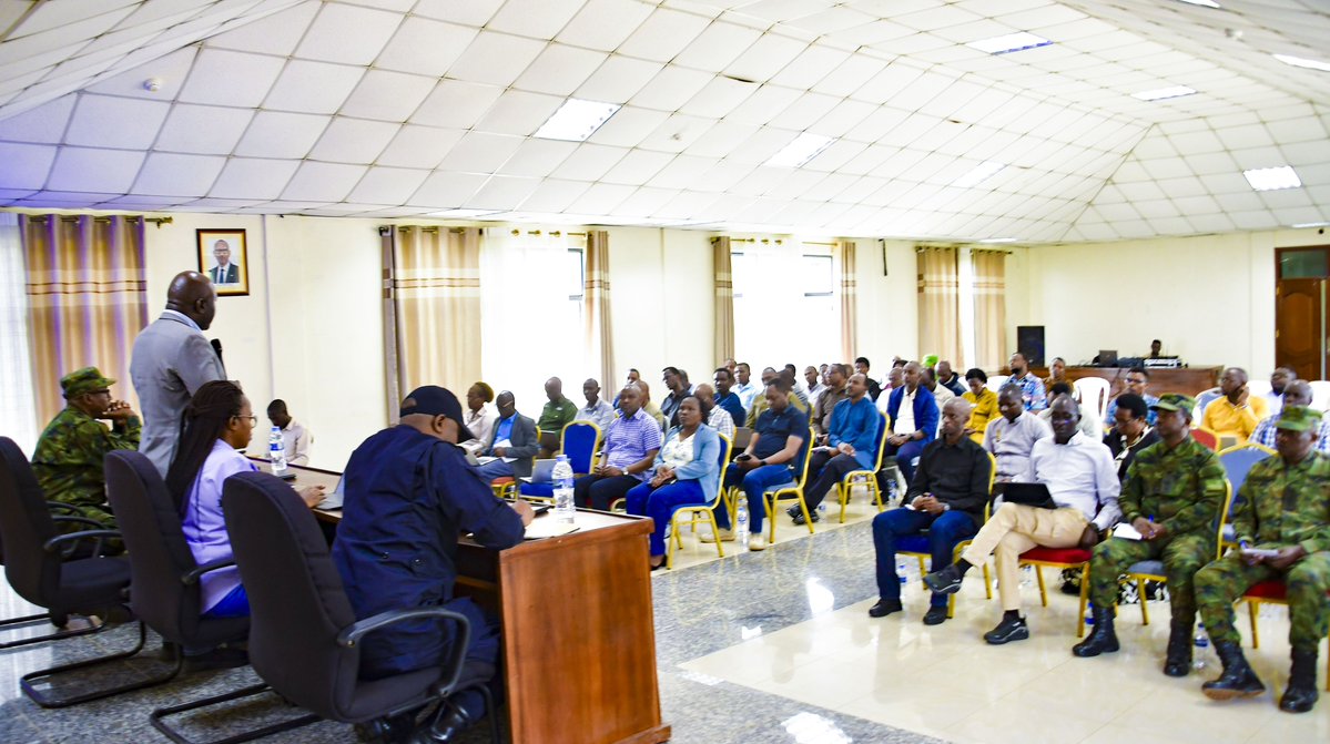 RwandaNorth's tweet photo. Kuri uyu wa kabiri, Guverineri @gahundemaurice, ari kumwe n’abagize Inama y’Umutekano itaguye y’Intara, bari mu ruzinduko rw’akazi mu Karere ka Gakenke. Baraganira ku mihigo ya 2026–2027 n’imishinga y’iterambere, ari nako banafata ingamba zo kwihutisha ishyirwa mu bikorwa ryayo https://t.co/8LmKAgnfMq