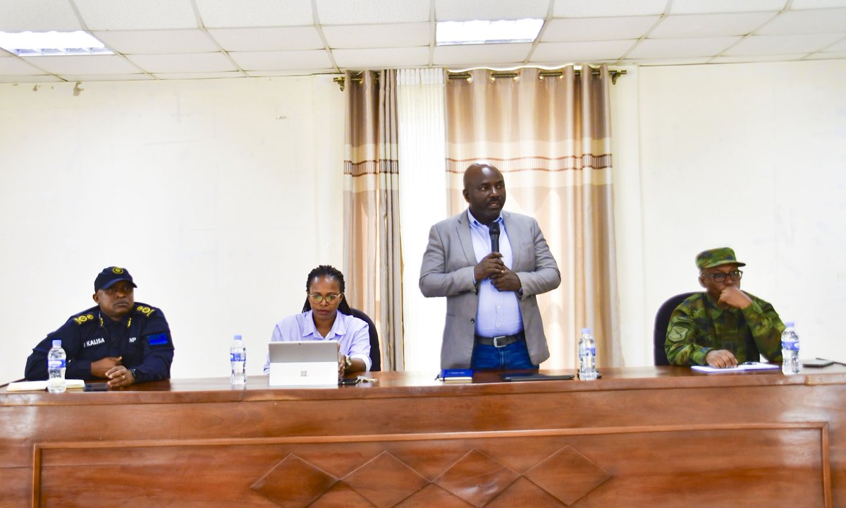 RwandaNorth's tweet photo. Kuri uyu wa kabiri, Guverineri @gahundemaurice, ari kumwe n’abagize Inama y’Umutekano itaguye y’Intara, bari mu ruzinduko rw’akazi mu Karere ka Gakenke. Baraganira ku mihigo ya 2026–2027 n’imishinga y’iterambere, ari nako banafata ingamba zo kwihutisha ishyirwa mu bikorwa ryayo https://t.co/8LmKAgnfMq