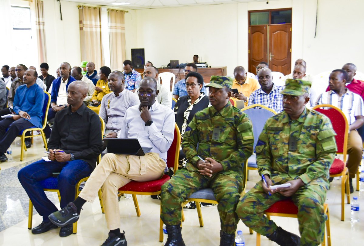 RwandaNorth's tweet photo. Kuri uyu wa kabiri, Guverineri @gahundemaurice, ari kumwe n’abagize Inama y’Umutekano itaguye y’Intara, bari mu ruzinduko rw’akazi mu Karere ka Gakenke. Baraganira ku mihigo ya 2026–2027 n’imishinga y’iterambere, ari nako banafata ingamba zo kwihutisha ishyirwa mu bikorwa ryayo https://t.co/8LmKAgnfMq