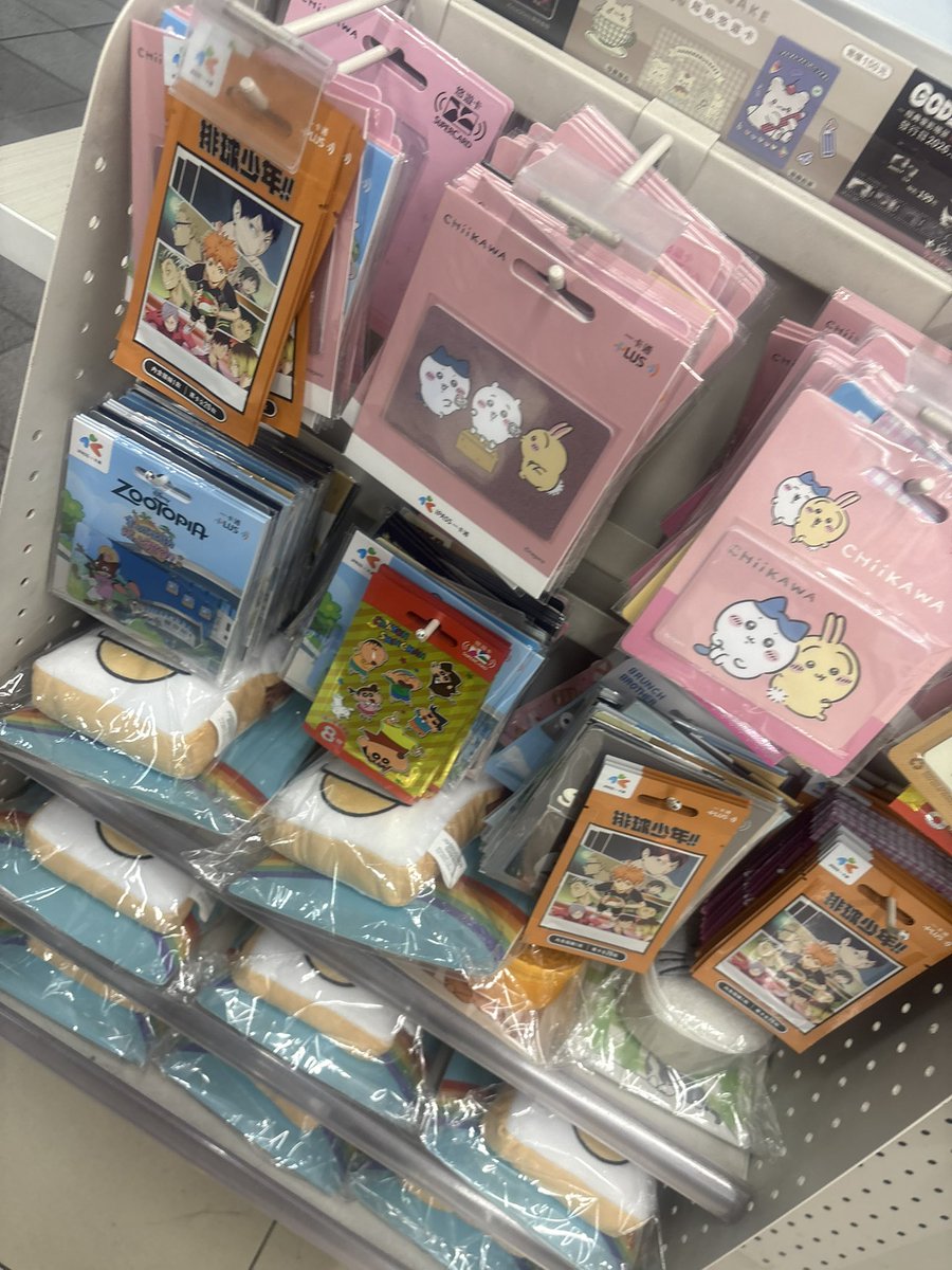 youp24227's tweet photo. 西門セブンに大量にちいかわ https://t.co/b2SsMzxJuw