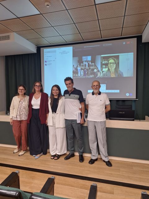 ICP_CSIC's tweet photo. 🎓 ¡Tenemos una nueva doctora!

Karen C. Pájaro defendió su #TesisDoctoral en el #ICP_CSIC.

🔬 Su trabajo analiza cómo la composición, síntesis y pretratamiento de catalizadores NiCeZrSmOx para el reformado seco de metano influyen en su actividad y estabilidad.

👏 ¡Enhorabuena! https://t.co/YsdCHakwua
