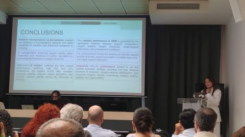 ICP_CSIC's tweet photo. 🎓 ¡Tenemos una nueva doctora!

Karen C. Pájaro defendió su #TesisDoctoral en el #ICP_CSIC.

🔬 Su trabajo analiza cómo la composición, síntesis y pretratamiento de catalizadores NiCeZrSmOx para el reformado seco de metano influyen en su actividad y estabilidad.

👏 ¡Enhorabuena! https://t.co/YsdCHakwua