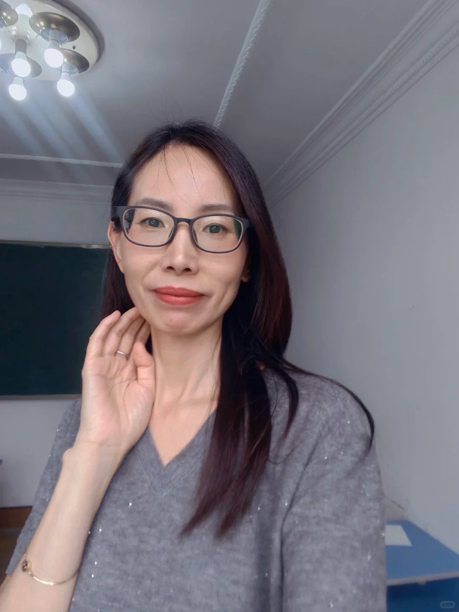 eamt4m's tweet photo. 40+老師還有市場嗎？
還是你們現在都只看妹妹了🥲
#臺南
#國小老師 https://t.co/9ZBknidbpf