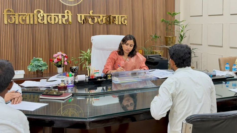 DMFarrukhabadUP's tweet photo. आज #जनता_दर्शन के दौरान जनसामान्य से संवाद कर उनकी समस्याओं एवं शिकायतों को गंभीरतापूर्वक सुना। प्राप्त प्रकरणों के त्वरित, पारदर्शी एवं गुणवत्तापूर्ण निस्तारण हेतु संबंधित अधिकारियों को आवश्यक दिशा-निर्देश प्रदान किए।
#CMOfficeUP #myogiadityanath #ChiefSecyUp #InfoDeptUP #CommissionerKnp #BoardofRevenue #uppanchayatiraj #fatehgarhpolice #JantaDarshan #GoodGovernance #PublicService