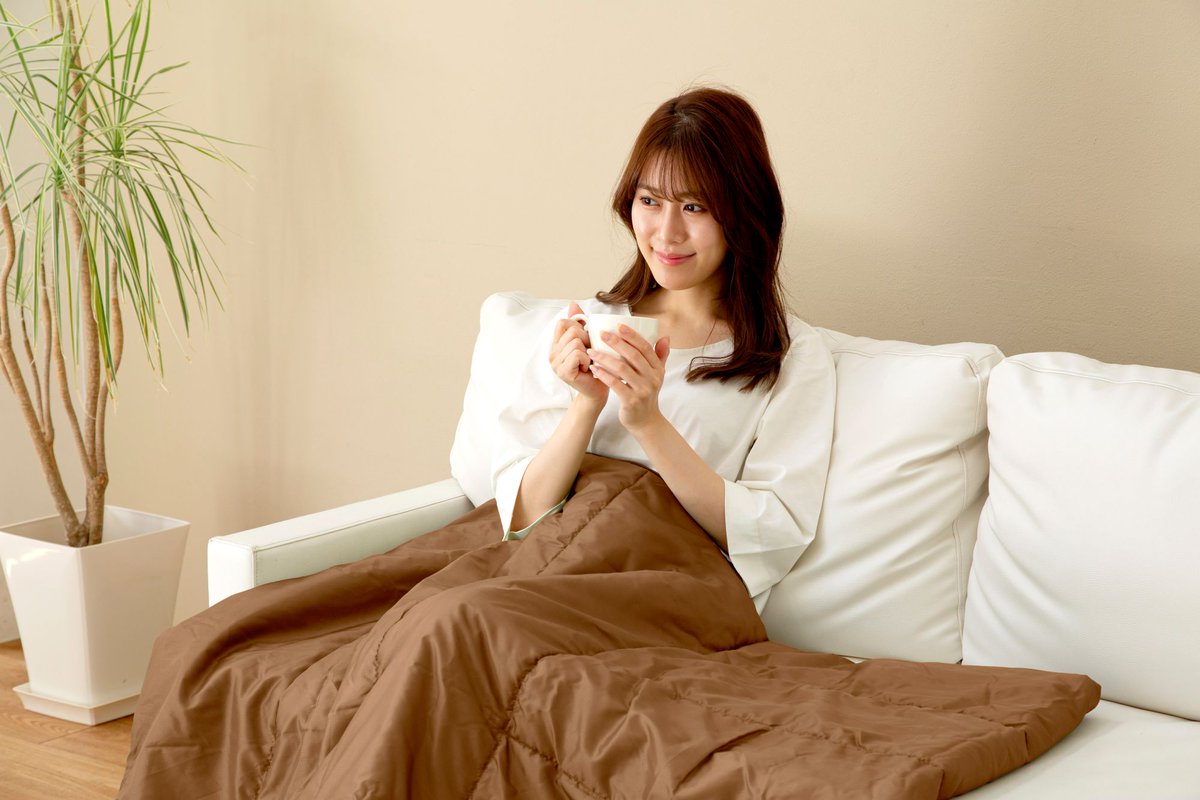 SONAENO_jp's tweet photo. 朝晩、冷えてきましたね。 今日はSONAENO多機能寝袋のご紹介です。リビングのクッションを開けば、そのまま防寒の寝袋。 秋は普段使いの備えがいちばん自然にできる季節です。 ご家族が自然に使う姿が、いざという時の準備になります。 https://t.co/q91CRjzoj1