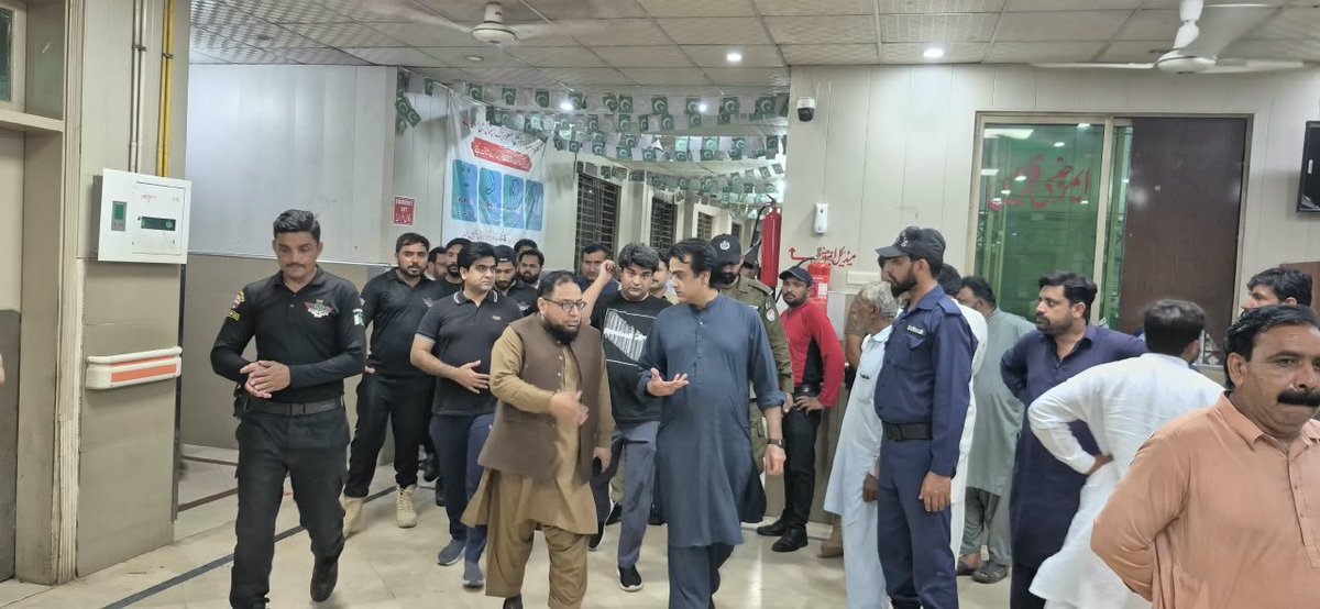 SaqlainPanjutha's tweet photo. سی ایم انسپکشن ٹیم کا  ڈاکٹر فیصل مسعود ٹیچنگ ہسپتال ( ڈی ایچ کیو) سرگودھا کا اچانک دورہ

ہسپتال میں طبی سہولیات، صفائی اور انتظامی امور کا جائزہ، خراب اے سی اور سٹریچرز کی صورتحال پر فوری اقدامات کی ہدایت https://t.co/aOmH5eskzi