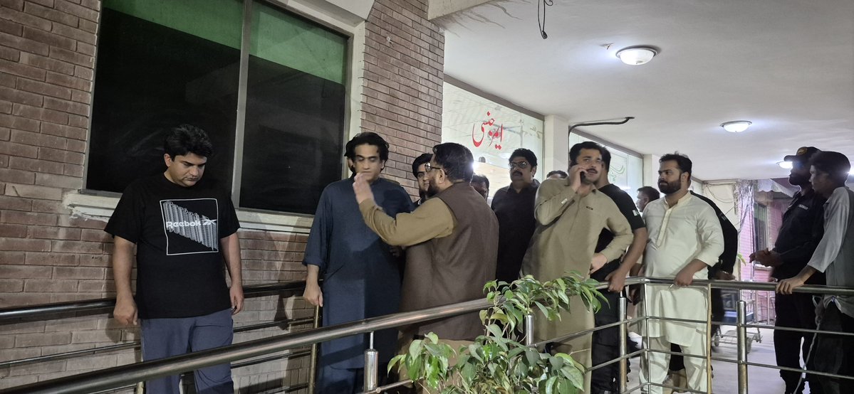 SaqlainPanjutha's tweet photo. سی ایم انسپکشن ٹیم کا  ڈاکٹر فیصل مسعود ٹیچنگ ہسپتال ( ڈی ایچ کیو) سرگودھا کا اچانک دورہ

ہسپتال میں طبی سہولیات، صفائی اور انتظامی امور کا جائزہ، خراب اے سی اور سٹریچرز کی صورتحال پر فوری اقدامات کی ہدایت https://t.co/aOmH5eskzi