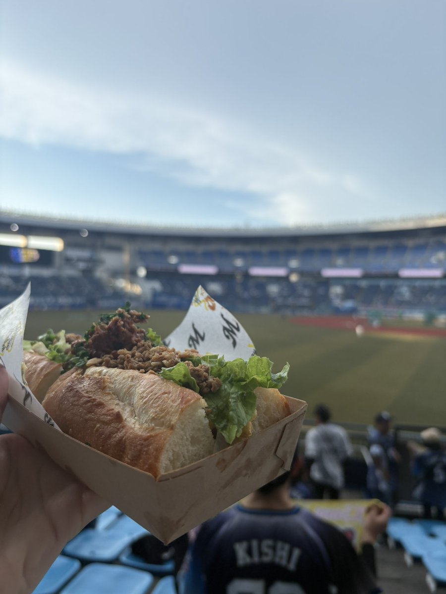 riley_4121's tweet photo. 浜風でひき肉ぶっ飛ばされそうになって非常に食べにくかったけど、パンモチモチでめちゃうま( ‘༥’ )ŧ‹”ŧ‹”
来年も食べにこよう https://t.co/HAPv0e0oSB