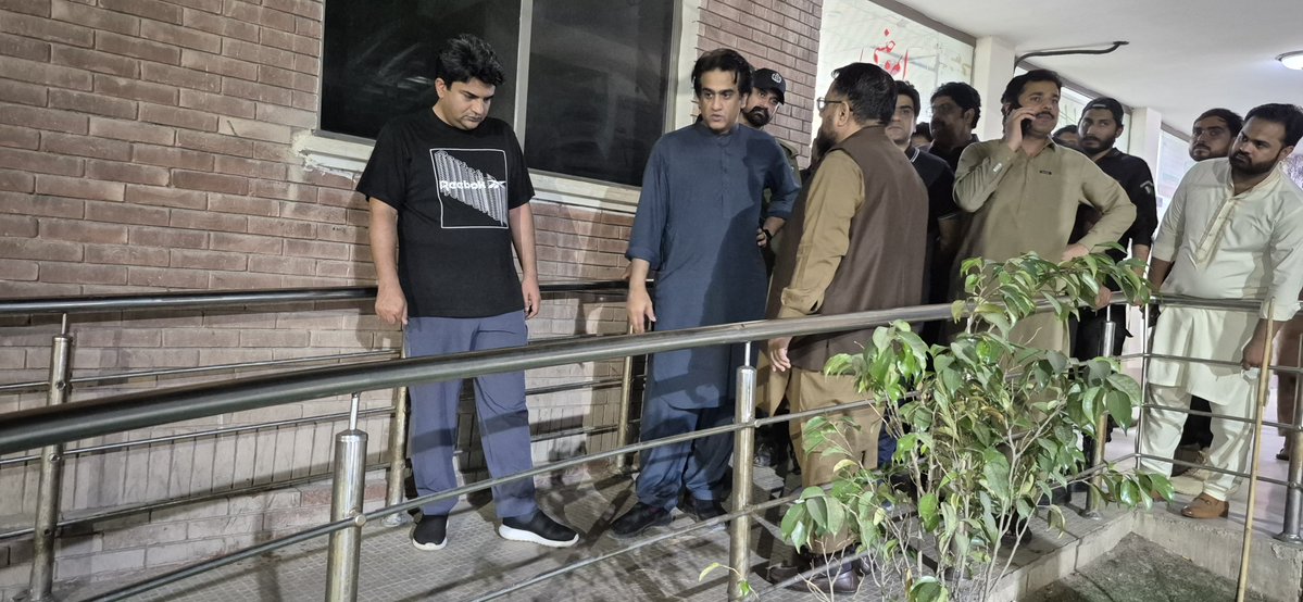 SaqlainPanjutha's tweet photo. سی ایم انسپکشن ٹیم کا  ڈاکٹر فیصل مسعود ٹیچنگ ہسپتال ( ڈی ایچ کیو) سرگودھا کا اچانک دورہ

ہسپتال میں طبی سہولیات، صفائی اور انتظامی امور کا جائزہ، خراب اے سی اور سٹریچرز کی صورتحال پر فوری اقدامات کی ہدایت https://t.co/aOmH5eskzi