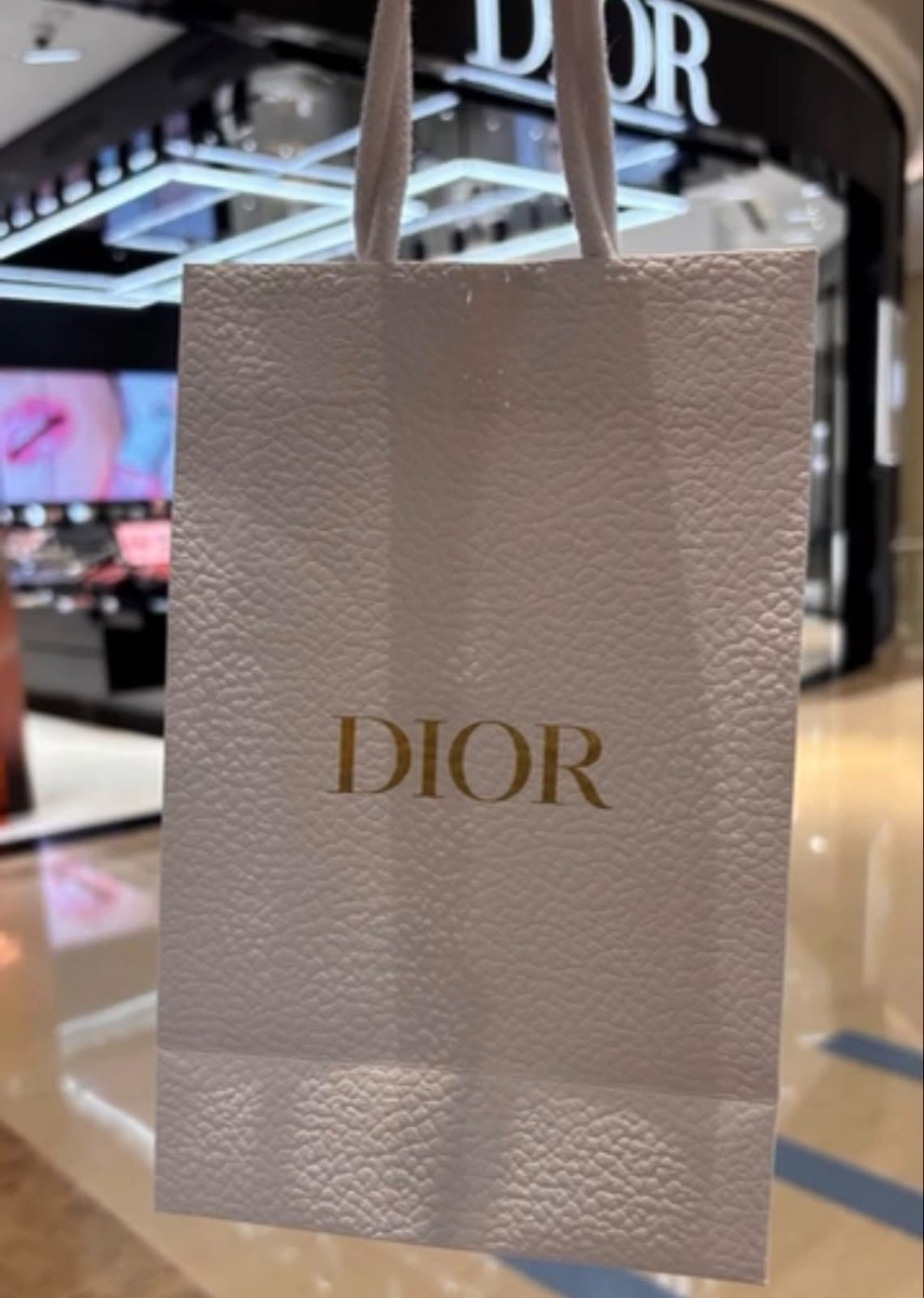 Chuesday__'s tweet photo. @sooshichumon @Dior True... I bought and starting use Dior Lip pieces & Dior Forever Foundation since I got a job because of Jisoo. She really makes me love Dior more n more. It really worth it to hire Jisoo, @Dior please treat her well so I can be your loyal customer forever❤️
#JISOOxDior https://t.co/LUAWrL0vWu