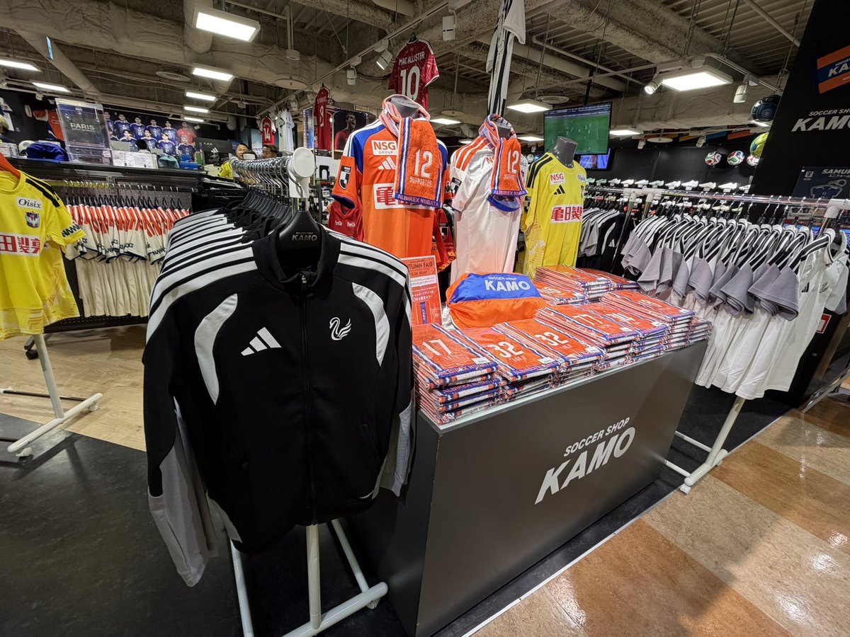 albirex_goods's tweet photo. KAMO新潟店、オフィシャルウェアまだまだ在庫ございます📣

オレンジガーデンでは完売しているあの商品、あのサイズも！
ビルボ4F、ぜひお立ち寄りください⚽️

真ん中に写ってるのは…👀
ばったり遭遇🤣

#albirex #アルビレックス新潟 #サッカーショップKAMO https://t.co/zErW2l3I29