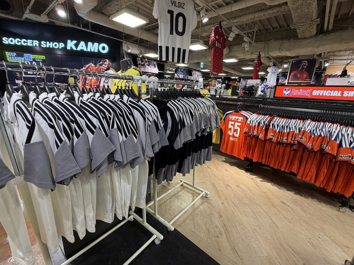 albirex_goods's tweet photo. KAMO新潟店、オフィシャルウェアまだまだ在庫ございます📣

オレンジガーデンでは完売しているあの商品、あのサイズも！
ビルボ4F、ぜひお立ち寄りください⚽️

真ん中に写ってるのは…👀
ばったり遭遇🤣

#albirex #アルビレックス新潟 #サッカーショップKAMO https://t.co/zErW2l3I29