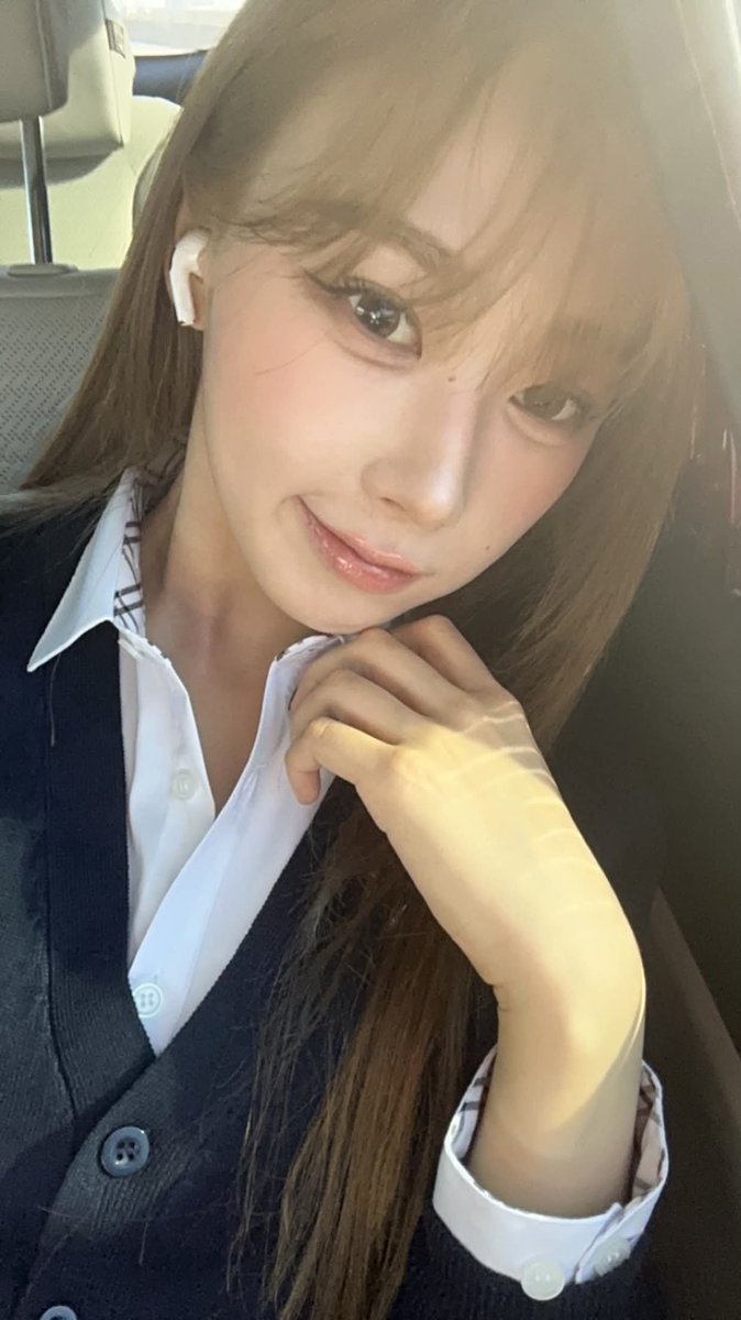 grlaeri's tweet photo. guys look at my new office worker... should i hit her up ? https://t.co/tAcdu32vNq