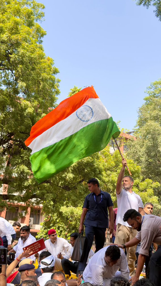 INCIndia's tweet photo. लोकतंत्र को हारने नहीं द��ंगे 🇮🇳 https://t.co/nd14Qlz35e