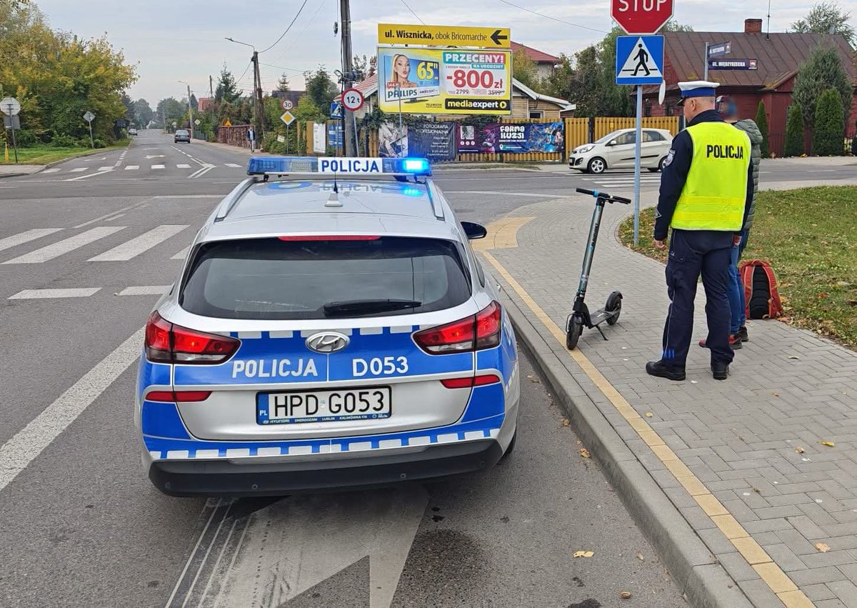 PolicjaLubelska's tweet photo. 🚨 Dziś wojewódzkie działania „Bezpieczeństwo kierujących hulajnogami elektrycznymi” 🛴

👉 Od rana na drogach #Lubelszczyzny prowadzimy wzmożone wojewódzkie działania kontrolno - prewencyjne. Ich celem jest przede wszystkim poprawa bezpieczeństwa użytkowników hulajnóg oraz przypomnienie obowiązujących przepisów. 

��� W tym roku odnotowaliśmy już 4️⃣1️⃣ wypadków drogowych z udziałem użytkowników hulajnóg elektrycznych. W wypadkach 1️⃣ osoba zginęła, zaś 3️⃣4️⃣ zostały ranne.

👉 Podczas wzmożonych działań prowadzonych na drogach całego województwa będziemy dokonywać kontroli hulajnóg elektrycznych ze szczególnym zwróceniem uwagi na ich wyposażenie, modyfikacje techniczne oraz konieczność spełnienia warunków dopuszczalności do ruchu oraz posiadanych uprawnień do kierowania wymaganych dla danej kategorii pojazdu.

👉 Hulajnoga elektryczna jest coraz częściej wybieranym środkiem transportu. Korzystając z niej, należy jednak pamiętać, że kierujący jest pełnoprawnym uczestnikiem ruchu drogowego i ma obowiązek przestrzegania określonych przepisami zasad. Apelujemy o rozwagę i odpowiedzialność na drodze. Przestrzeganie przepisów, dostosowanie prędkości do warunków oraz zwracanie uwagi na innych uczestników ruchu to podstawowe zasady, które mają bezpośredni wpływ na nasze bezpieczeństwo. Pamiętajmy, że chwila nieuwagi lub lekceważenie przepisów może mieć poważne konsekwencje.